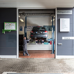 Arbeitsplatz und Fahrzeugtechnik beim Autohaus Jahn