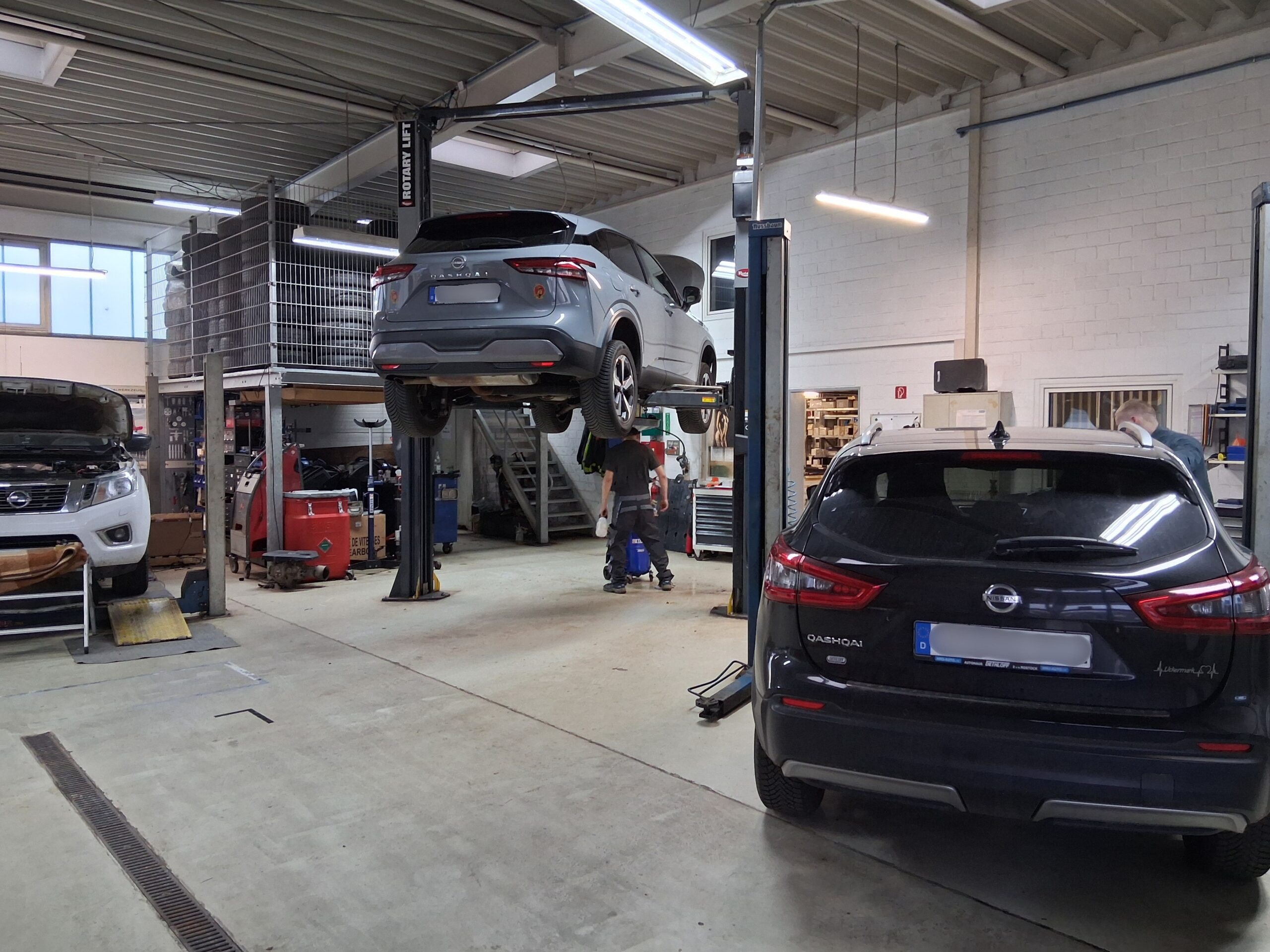 Kfz-Mechatroniker bei der Arbeit in der Meisterwerkstatt des Autohaus Jahn
