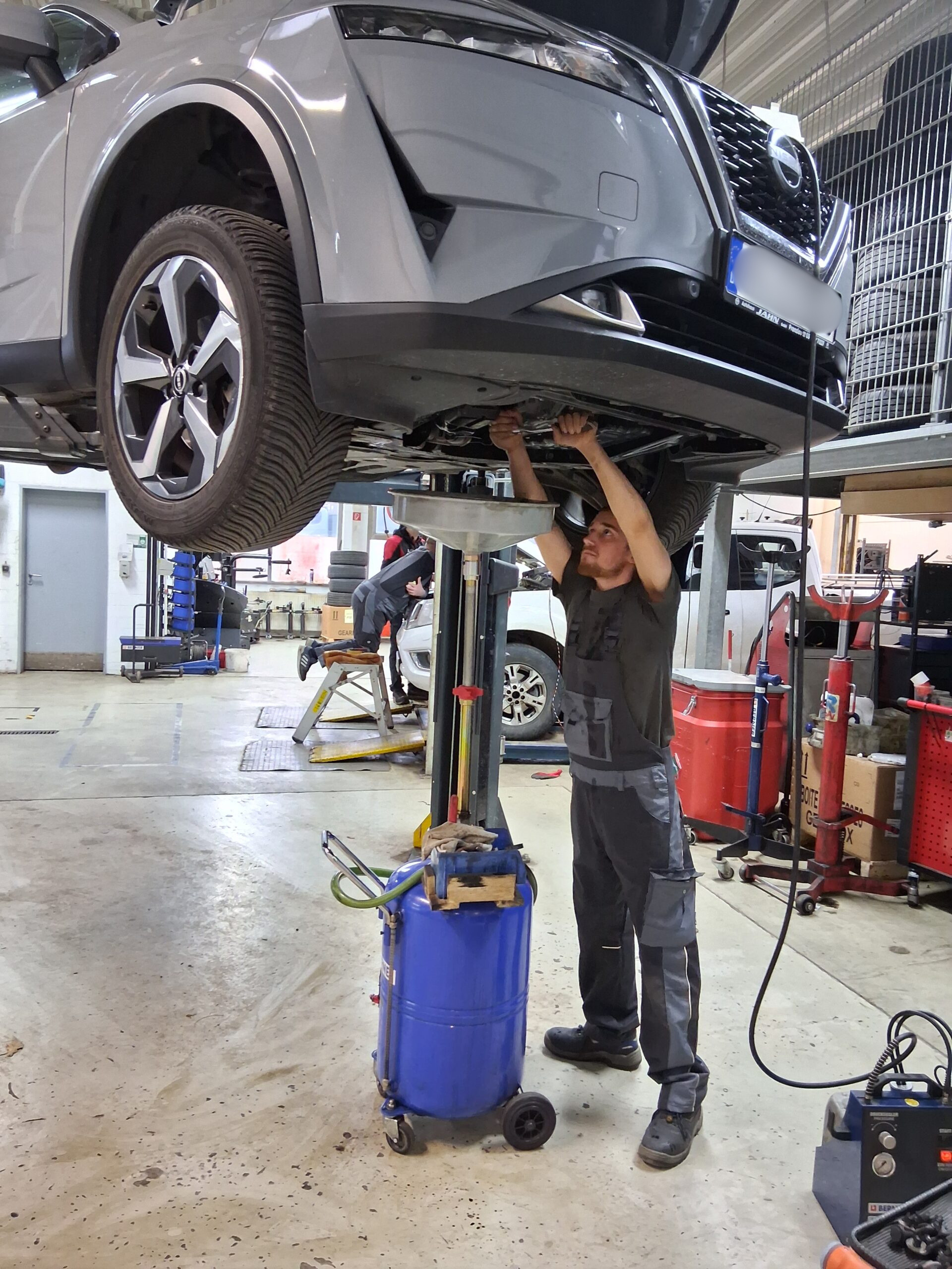 Diagnosetechnik und Hebebühnen in der Werkstatt