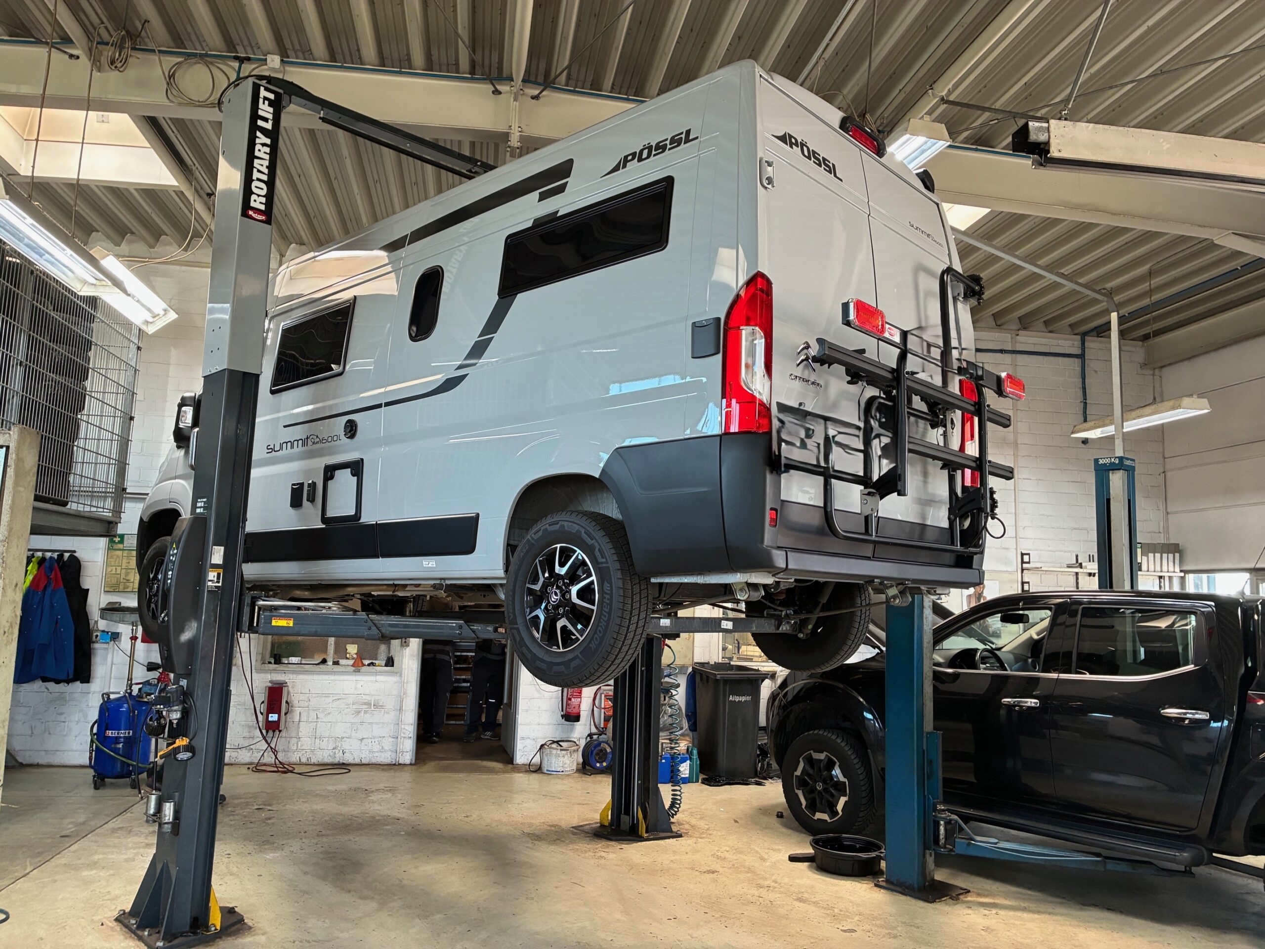 Wohnmobil auf der Hebebühne in der Werkstatt des Autohaus Jahn in Prenzlau