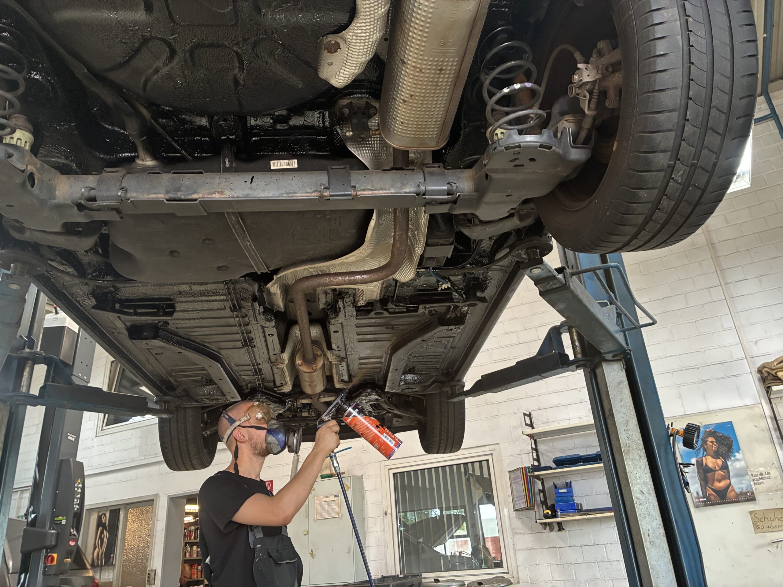 Fahrzeug auf der Hebebühne zur Hohlraumkonservierung und Unterbodenschutz beim Autohaus Jahn in Prenzlau