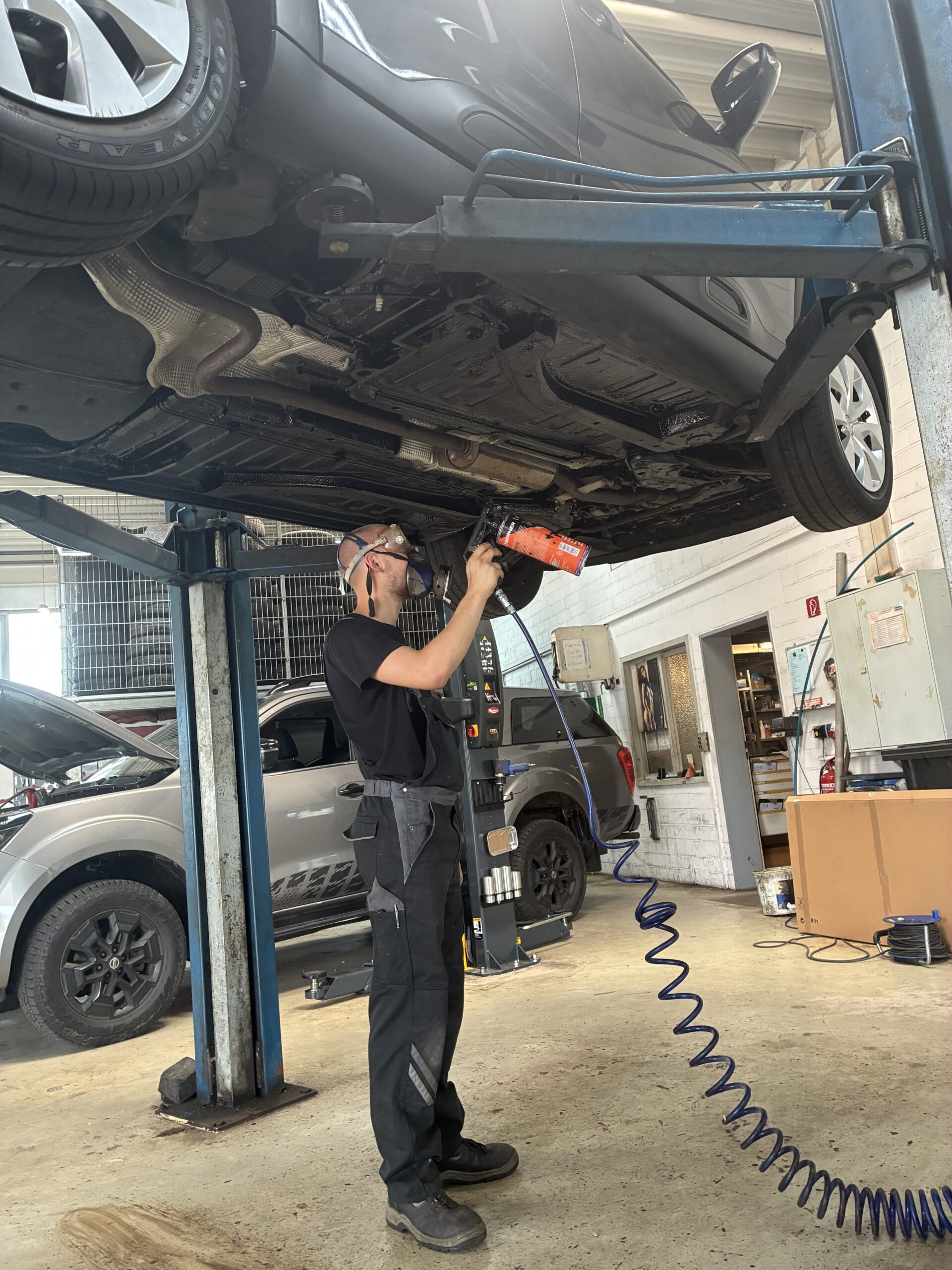 Fachgerechte Prüfung von Unterboden und Hohlräumen in der Werkstatt der Autohaus Jahn GmbH in Prenzlau