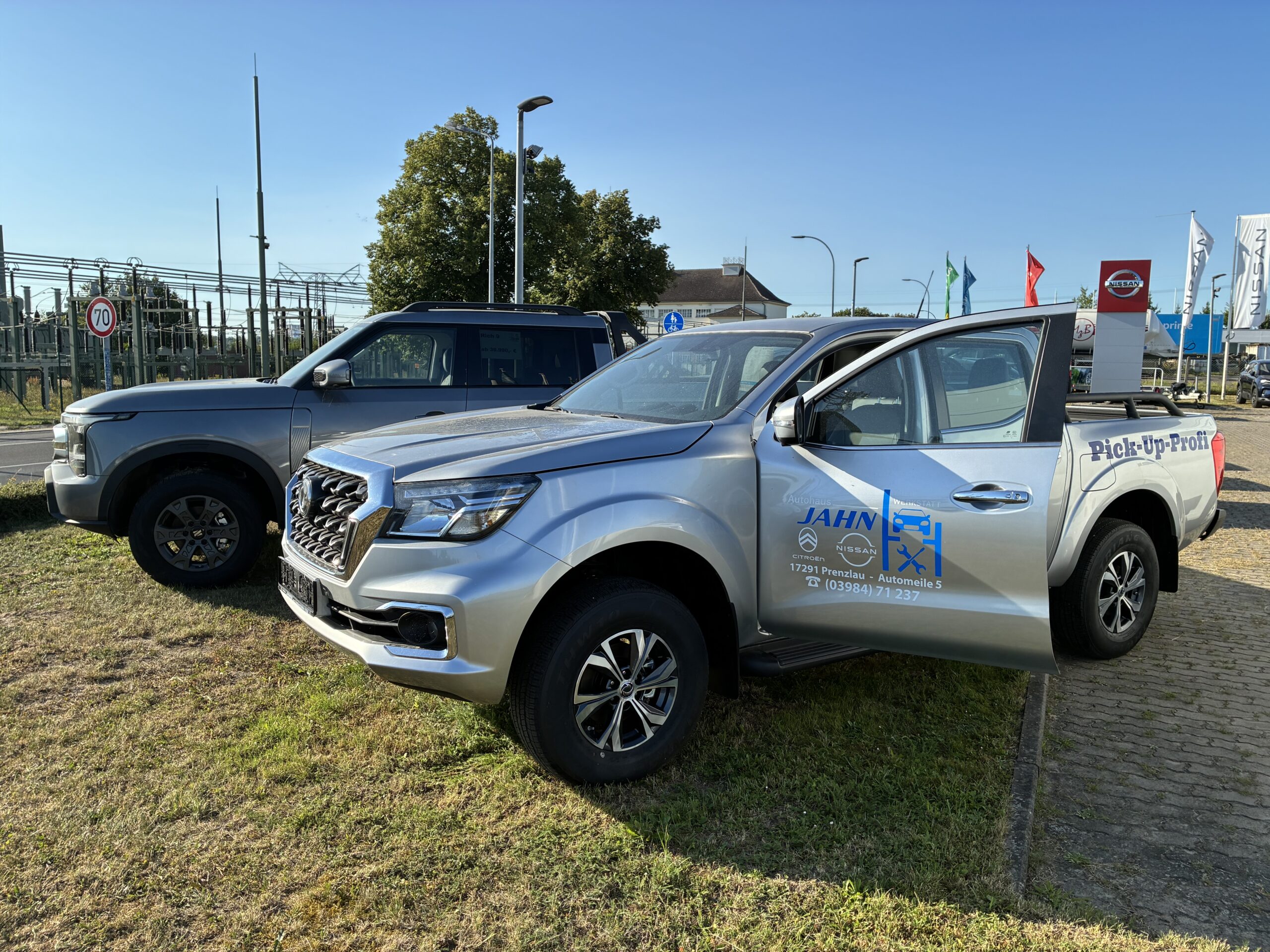 DFM Rich 6 Pick-up auf der Grünfläche am Autohaus Jahn